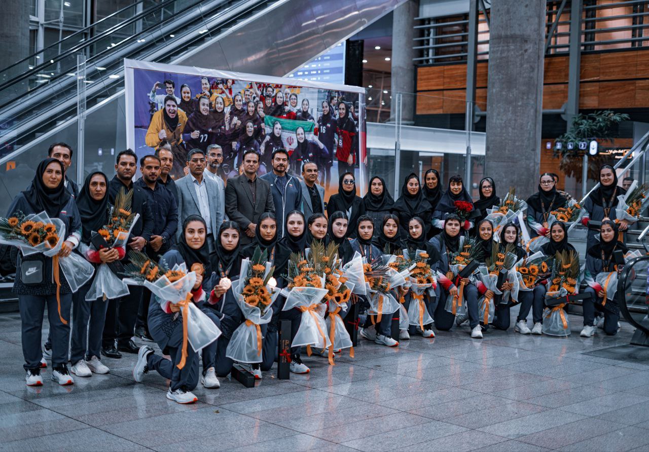 استقبال از دختران طلایی هندبال ایران/ عکس