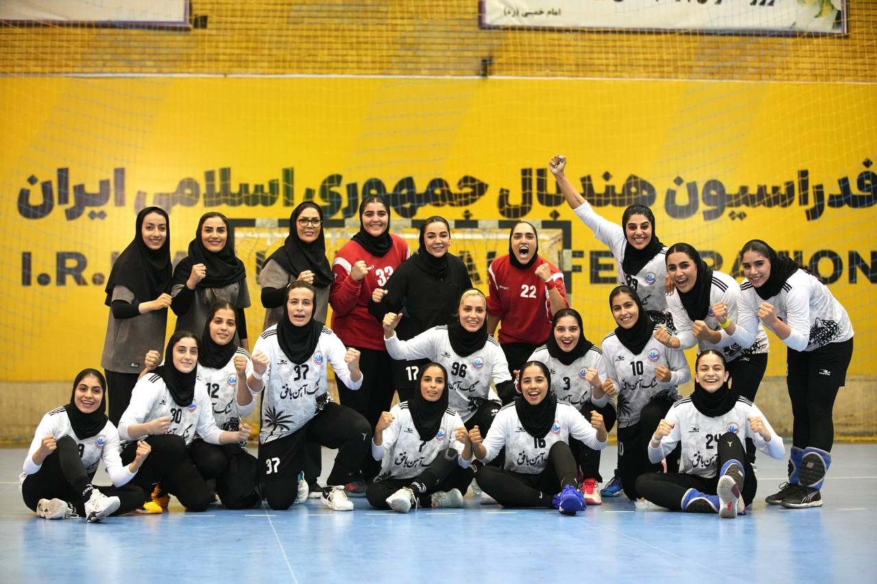 بازی معوقه هفته دوم بیست و یکمین دوره لیگ برتر هندبال بانوان باشگاه‌های کشور  استقلال تهران ۱۷ - سنگ‌آهن بافق ۲۹/ عکس