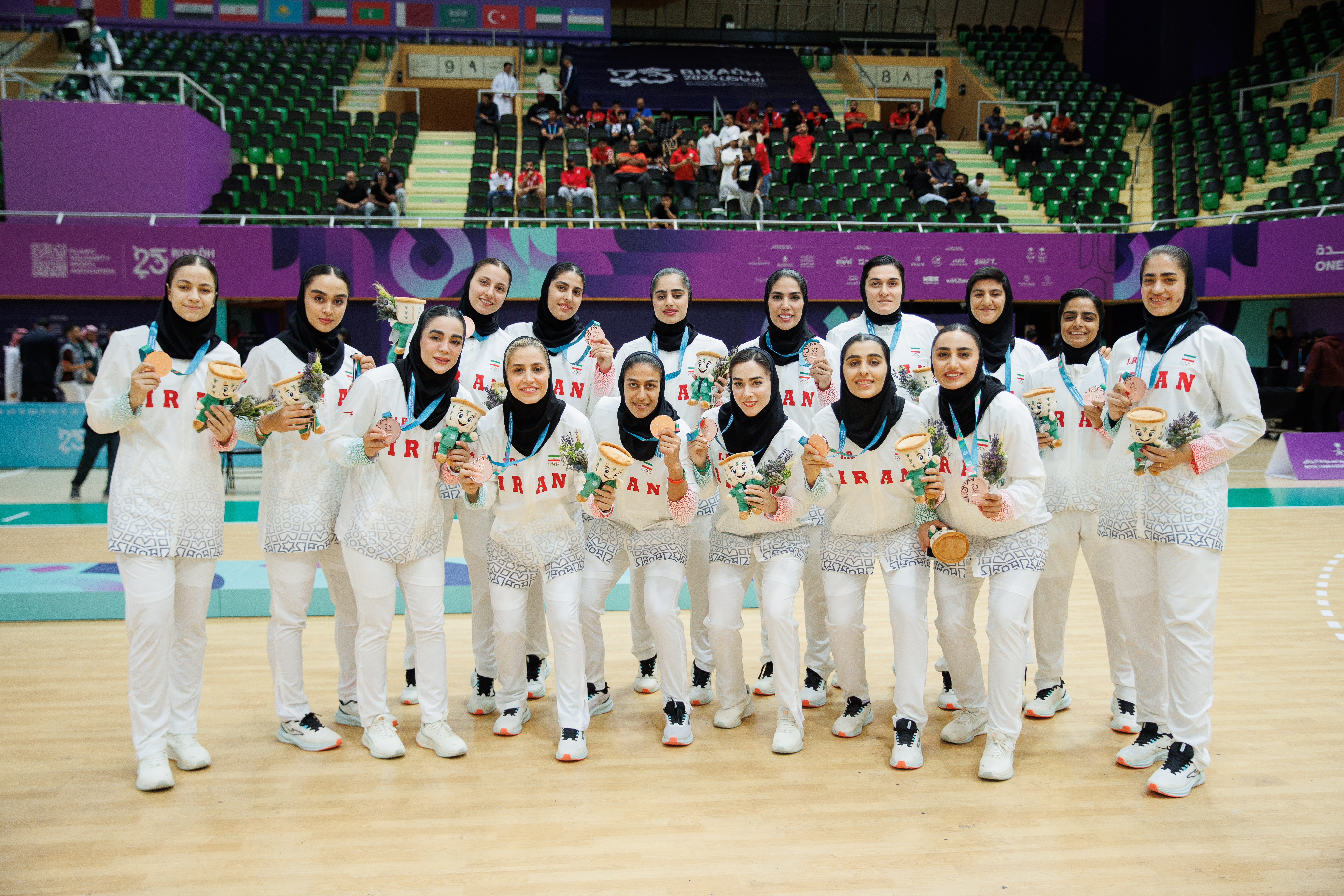 اهدای مدال تیم‌های ایران، قزاقستان و ترکیه، تیم‌های برتر در بخش هندبال بانوان، از سوی علیرضا پاکدل، رییس فدراسیون هندبال ایران/ عکس