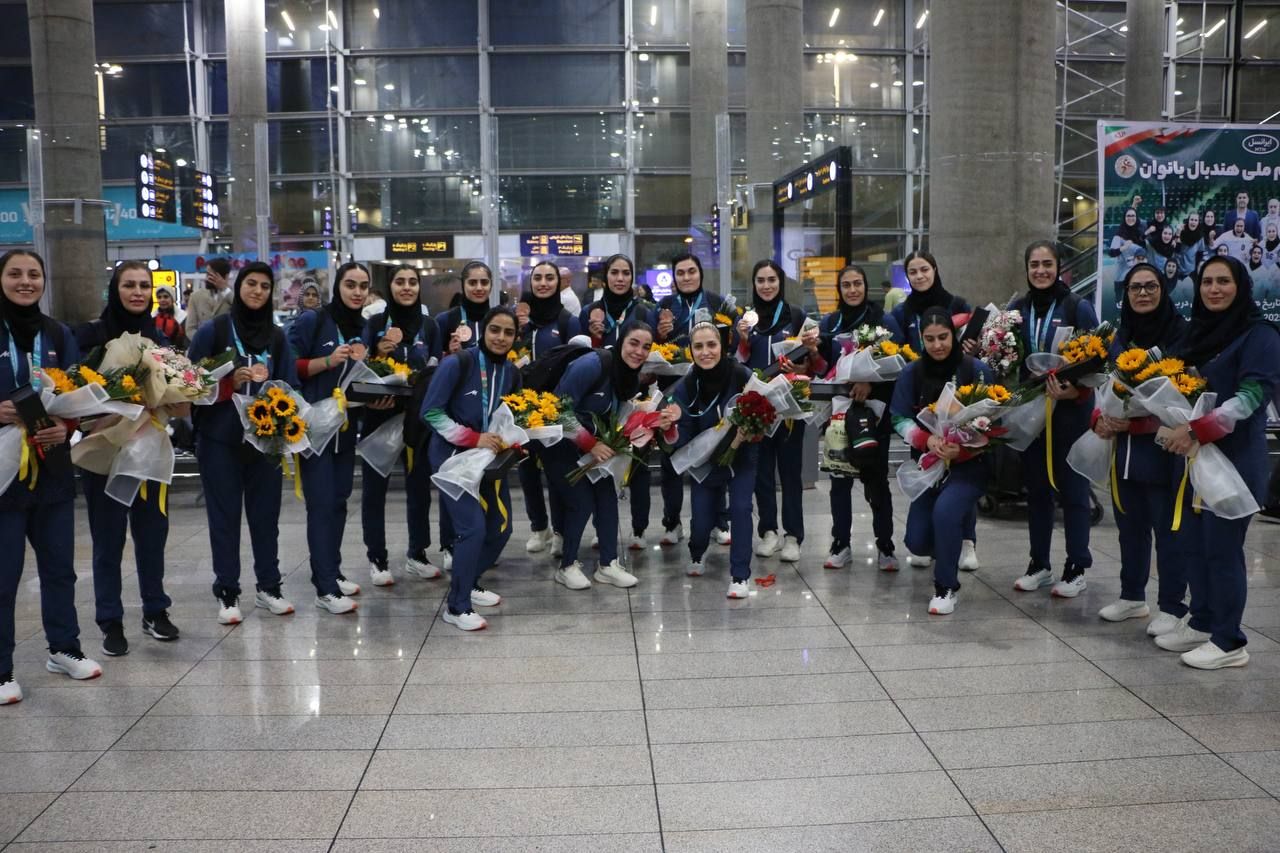 استقبال از اعضای تیم ملی هندبال بانوان به کشور بعد از کسب مدال تاریخی در ششمین دوره بازی‌های همبستگی کشورهای اسلامی/ عکس