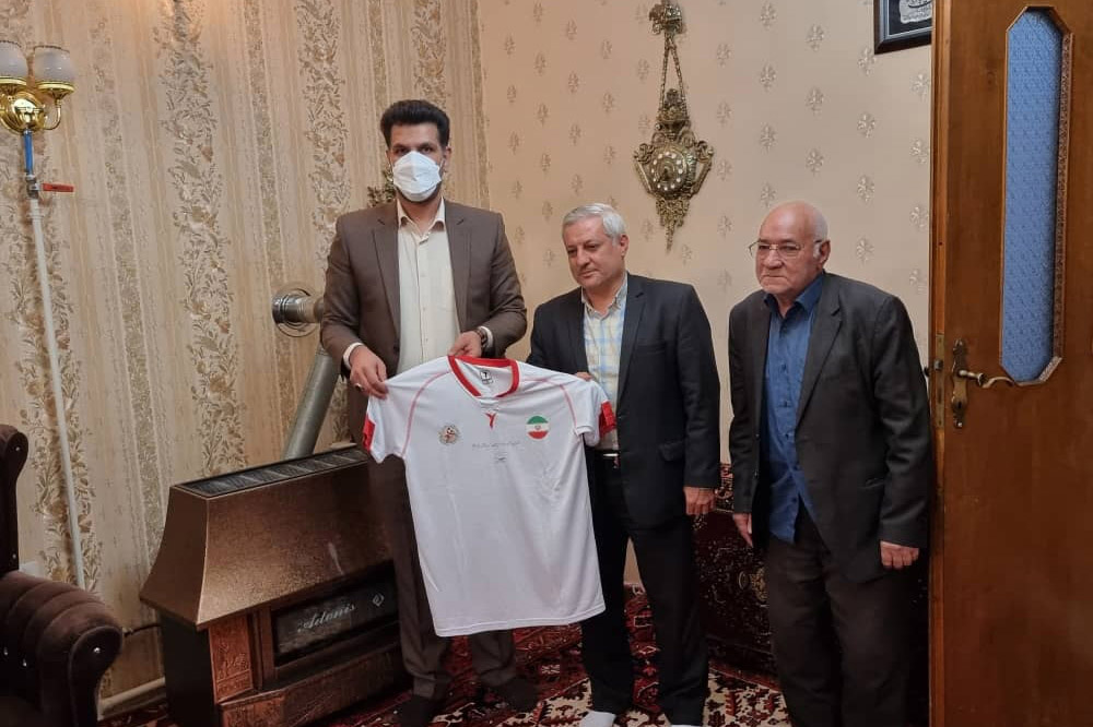 دیدار پاکدل با خانواده پنج شهید والامقام در تبریز/ اهدای پیراهن تیم ملی هندبال به پدر شهیدان پاشایی