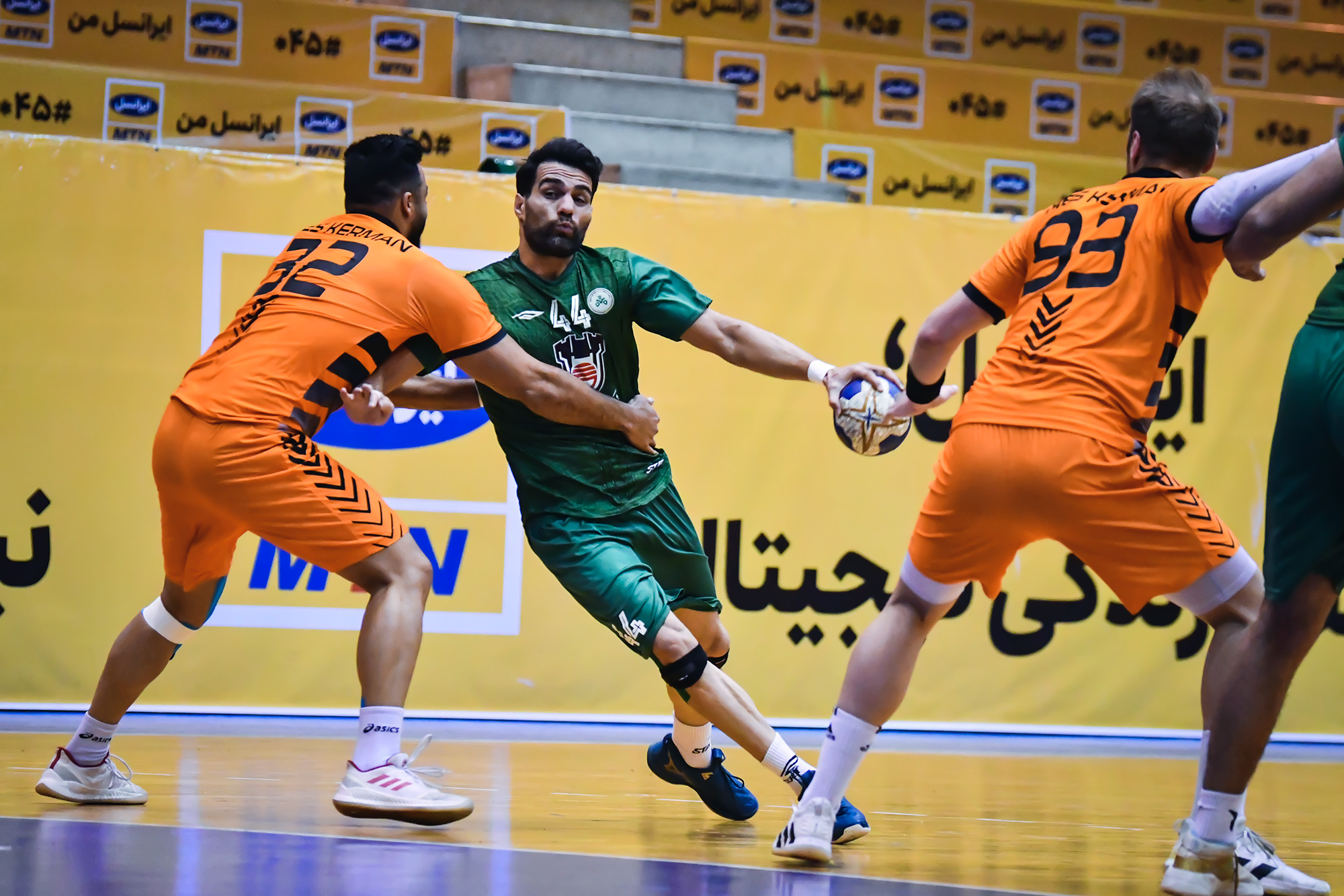 پیروزی ذوب آهن مقابل مس