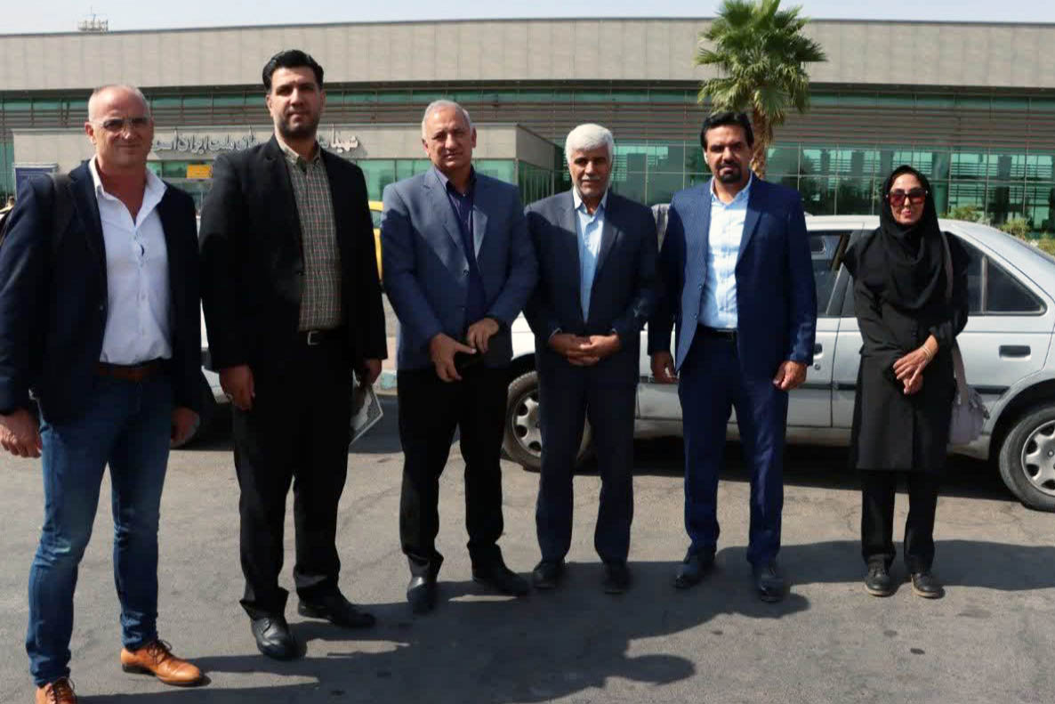 تماشاگران ویژه دیدار افتتاحیه لیگ برتر هندبال مردان؛ رییس فدراسیون و رافائل به کرمان رفتند