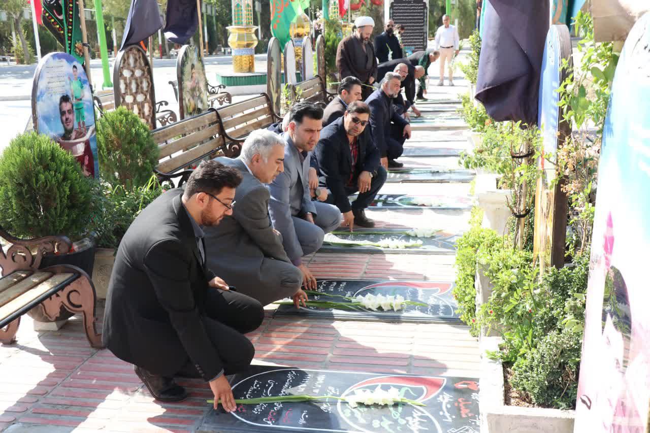 پاکدل به مقام شامخ شهدای اراک ادای احترام کرد