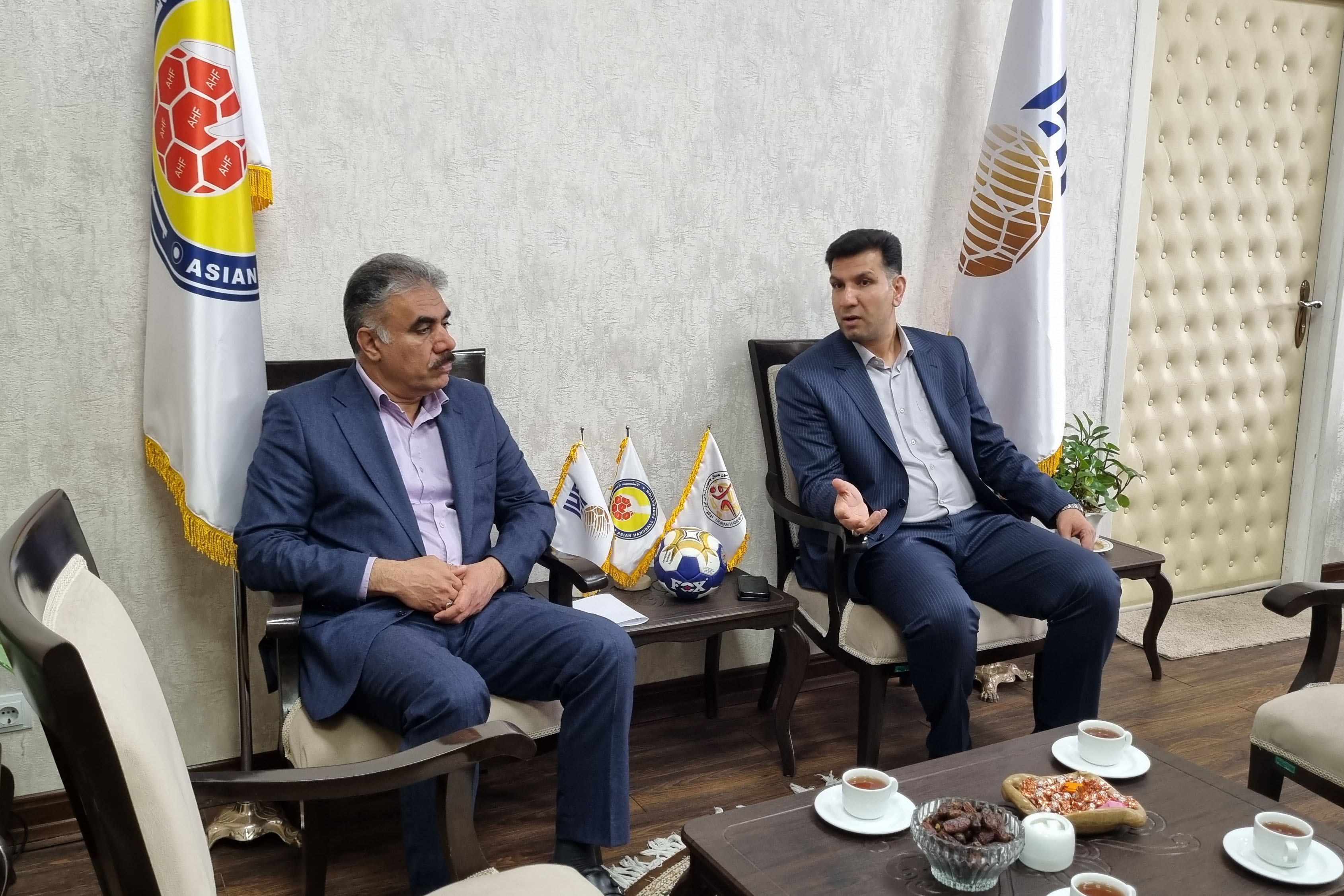 مدیرکل ورزش و جوانان قم با رئیس فدراسیون هندبال دیدار کرد؛ تاکید پاکدل بر پتانسیل بالای قم و حل مشکل سالن تخصصی هندبال