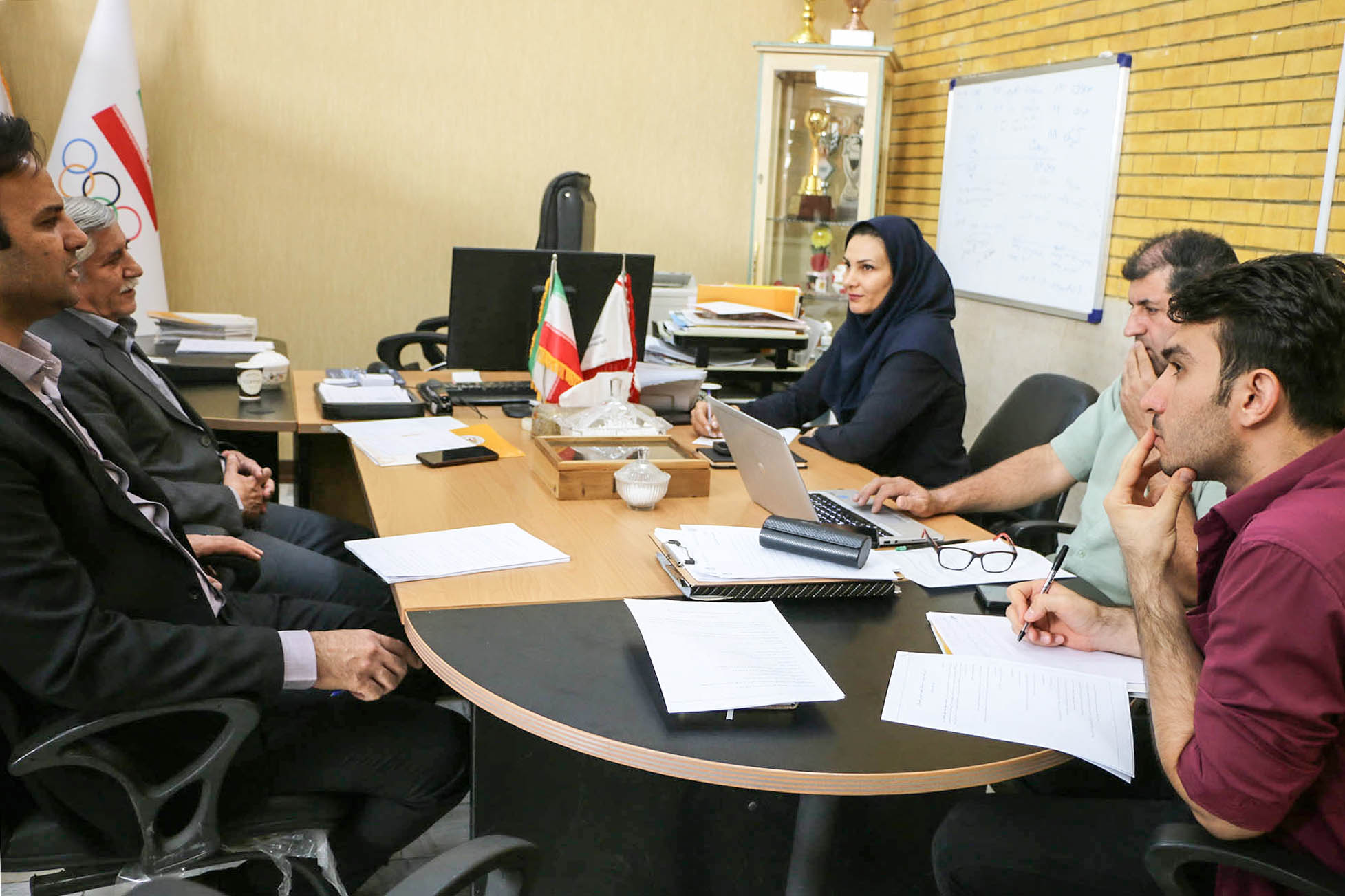 بررسی آیین‌نامه برگزاری جشنواره مینی هندبال در فدراسیون