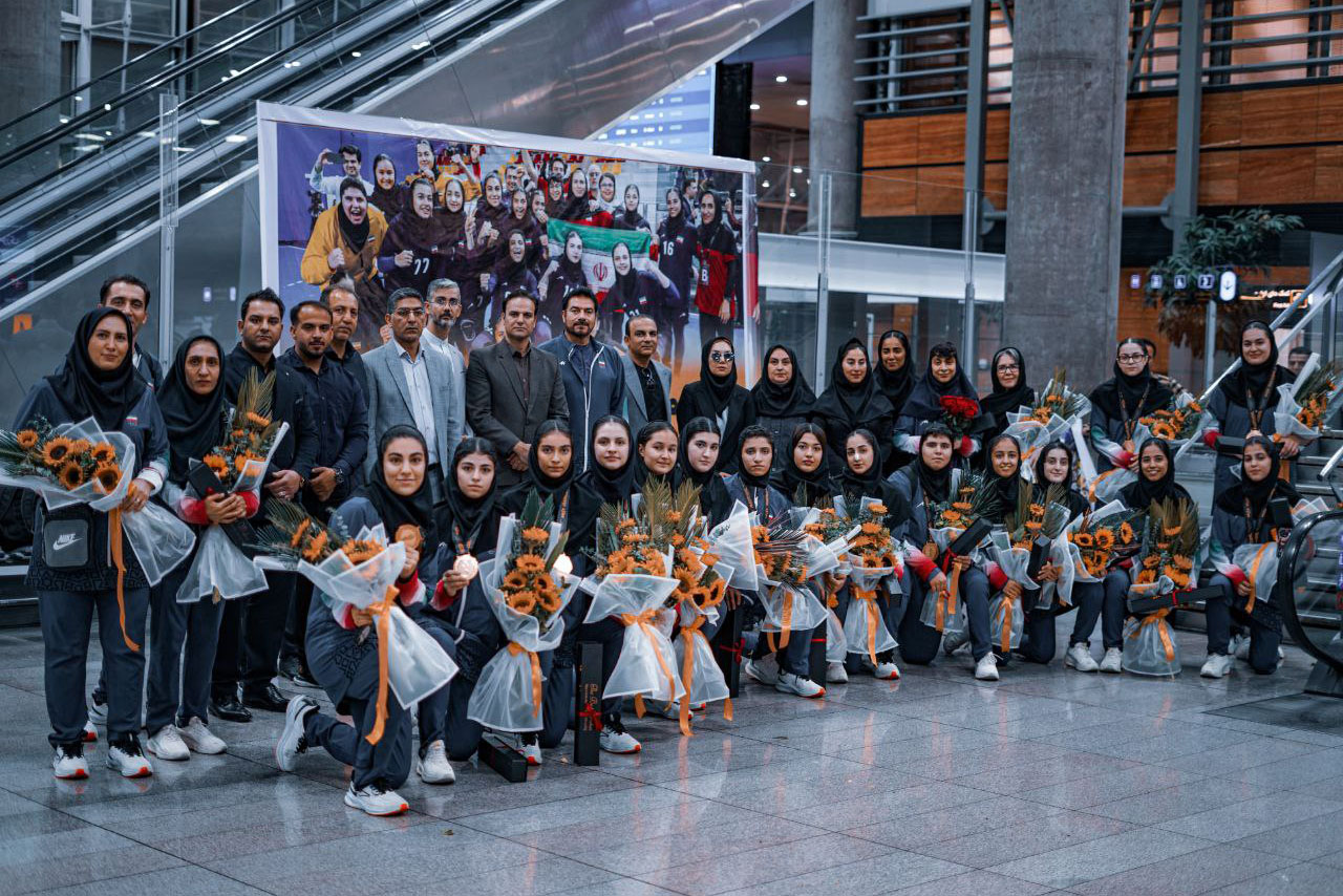 تیم‌های ملی هندبال جوانان به کشور بازگشتند/ استقبال پرشور از دختران طلایی هندبال در فرودگاه