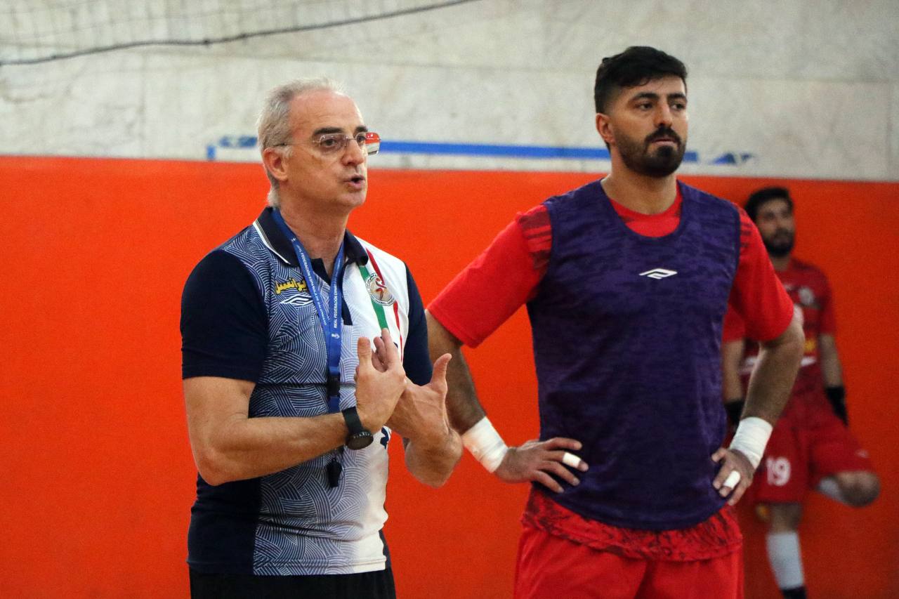 رافائل: لژیونرها را نداریم، اما به تیمم اعتماد دارم/ بازیکنان باید ذهن برنده داشته باشند