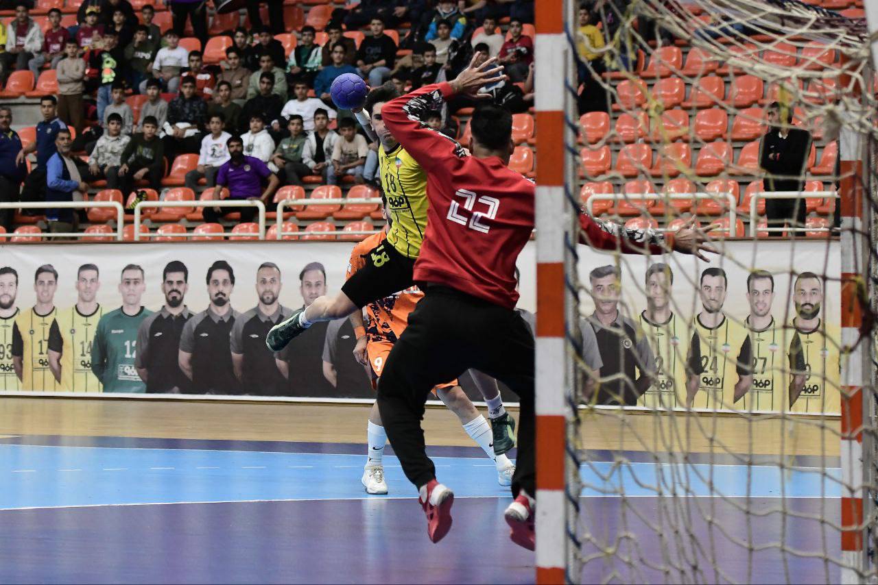 نبرد جذاب استقلال و سپاهان در کازرون؛ هیجان در بالای جدول به اوج می رسد