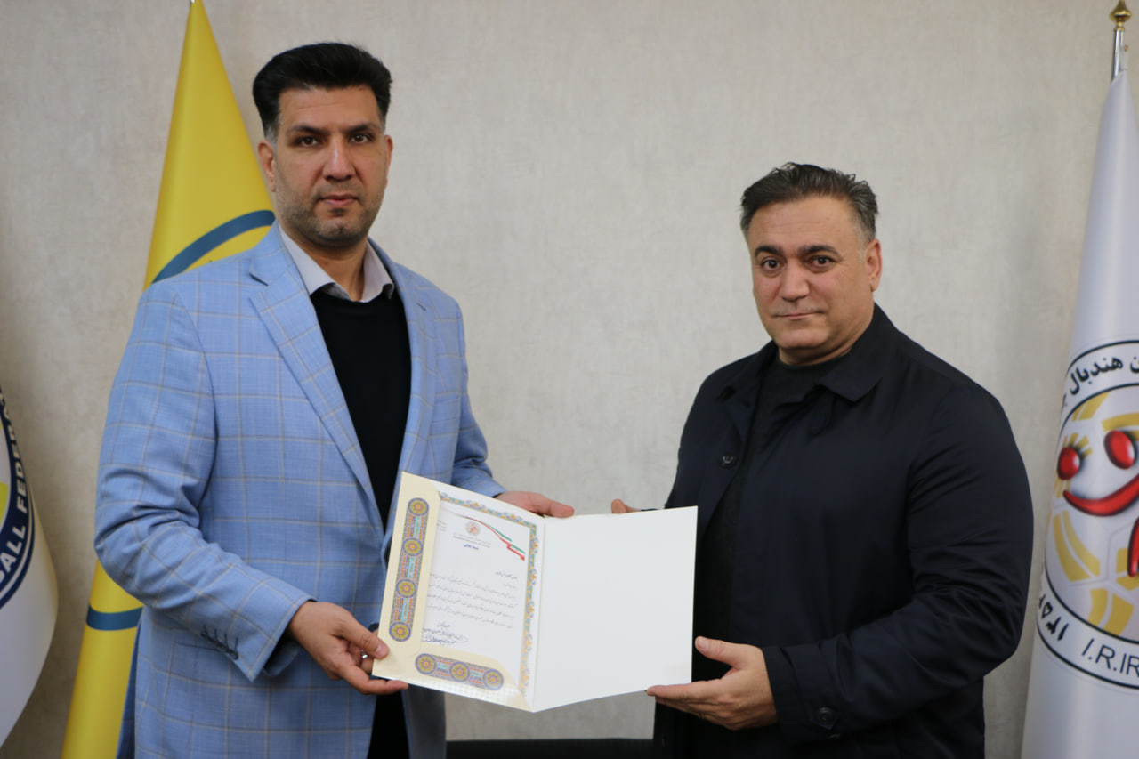 اهدای حکم رئیس هیات هندبال استان کرمانشاه از سوی رئیس فدراسیون