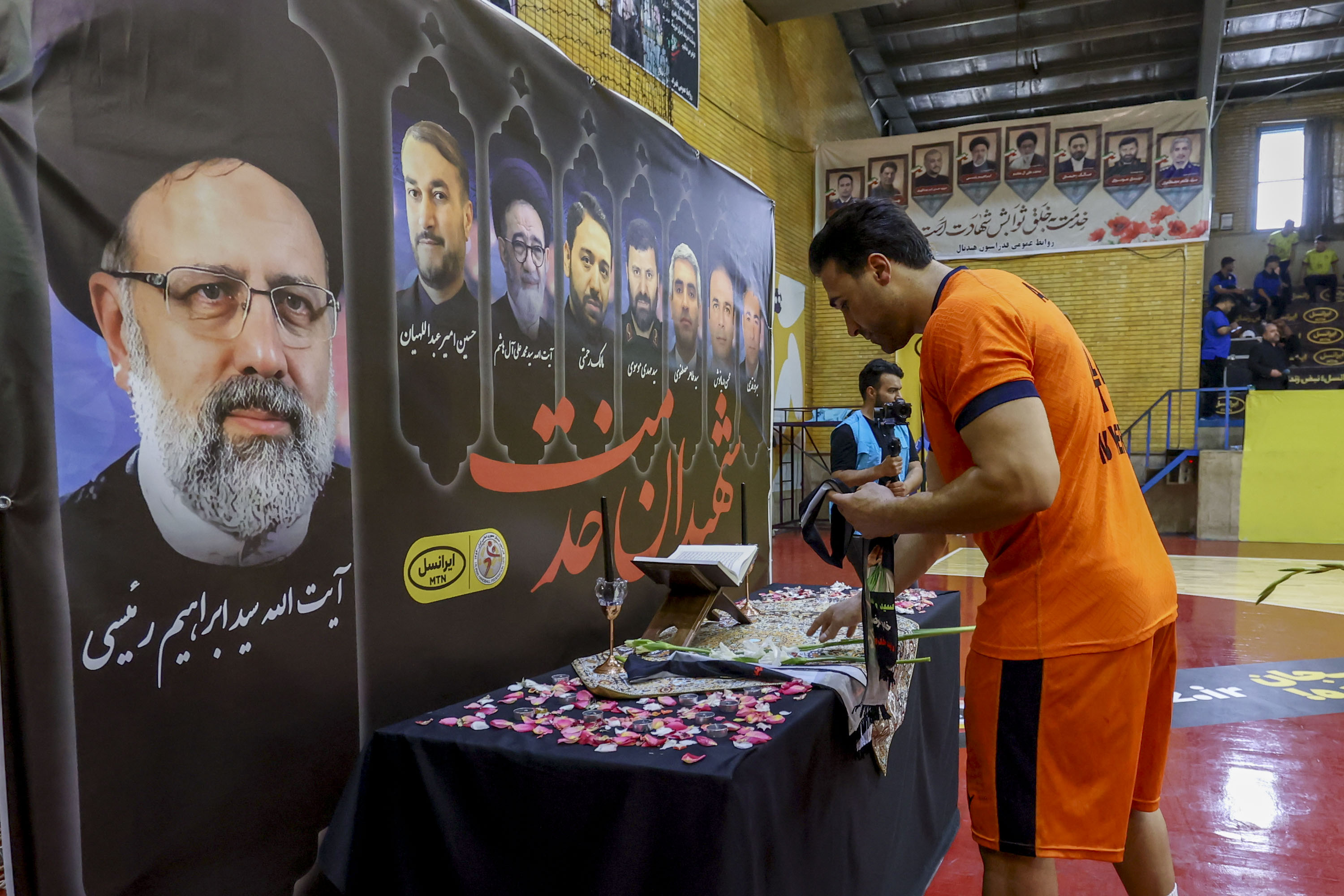 ادای احترام و گرامیداشت " شهدای خدمت" از سوی بازیکنان و کادرفنی دو تیم صنعت مس کرمان و فرازبام خائیز دهدشت در ابتدای آخرین بازی لیگ سی و ششم / ویدئو
