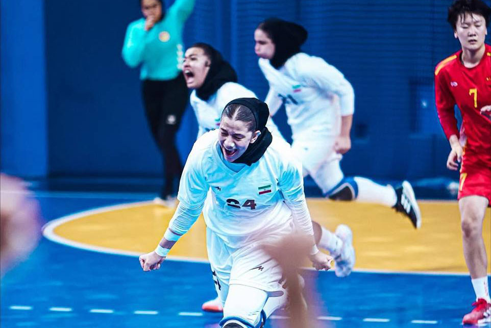 لحظاتی از برد تاریخی تیم ملی هندبال جوانان دختر ایران مقابل چین در سومین دوره بازی‌های آسیایی جوانان 2025 - بحرین/ ویدئو