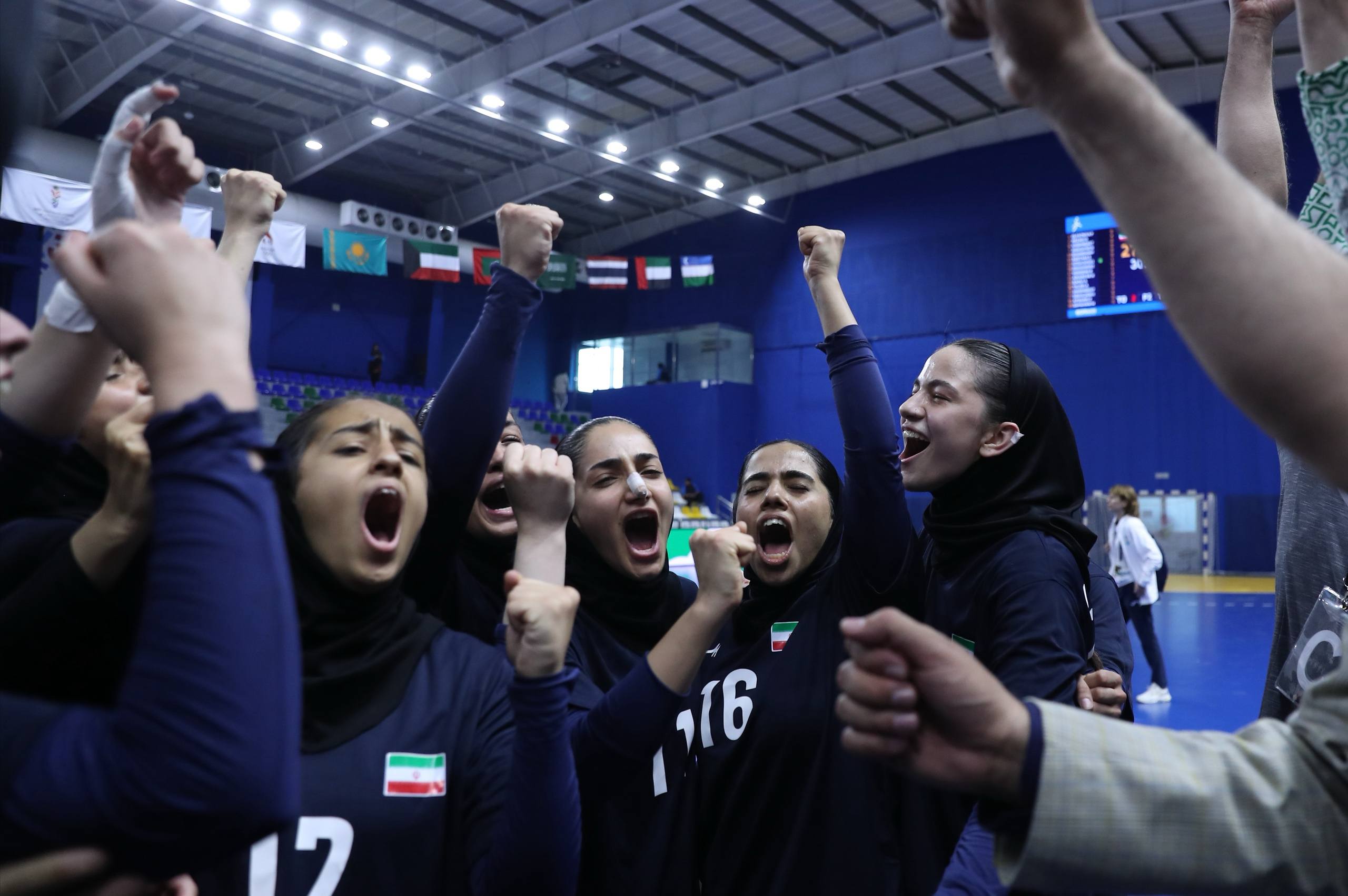 ترکیبی از غرور و افتخار؛ به افتخار دختران هندبال ایران ایستاده دست بزنید!/ ویدئو