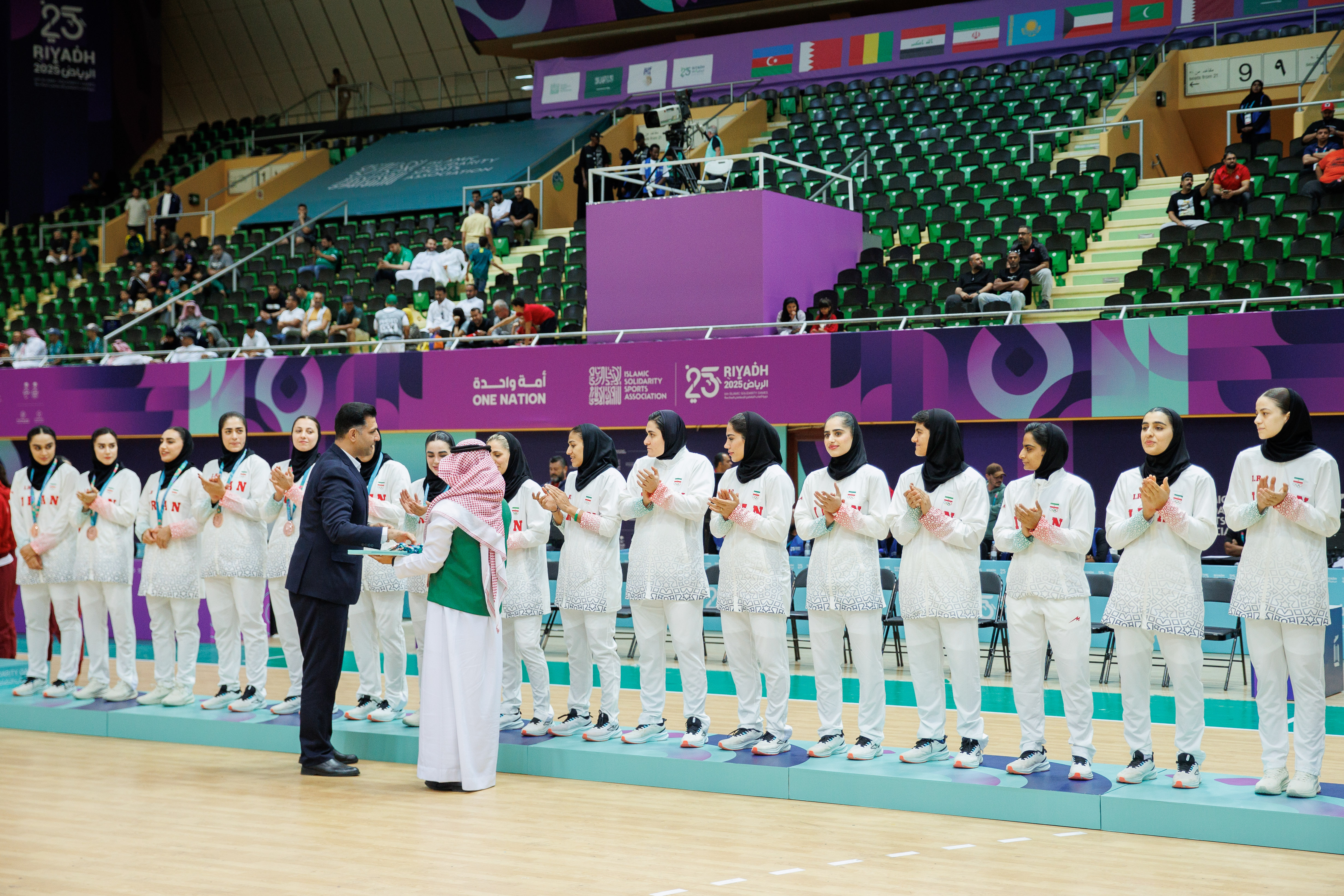 اهدای مدال برنز به تیم ملی هندبال بانوان ایران بعد از کسب سوم بازی‌های همبستگی کشورهای اسلامی در ریاض/ ویدئو