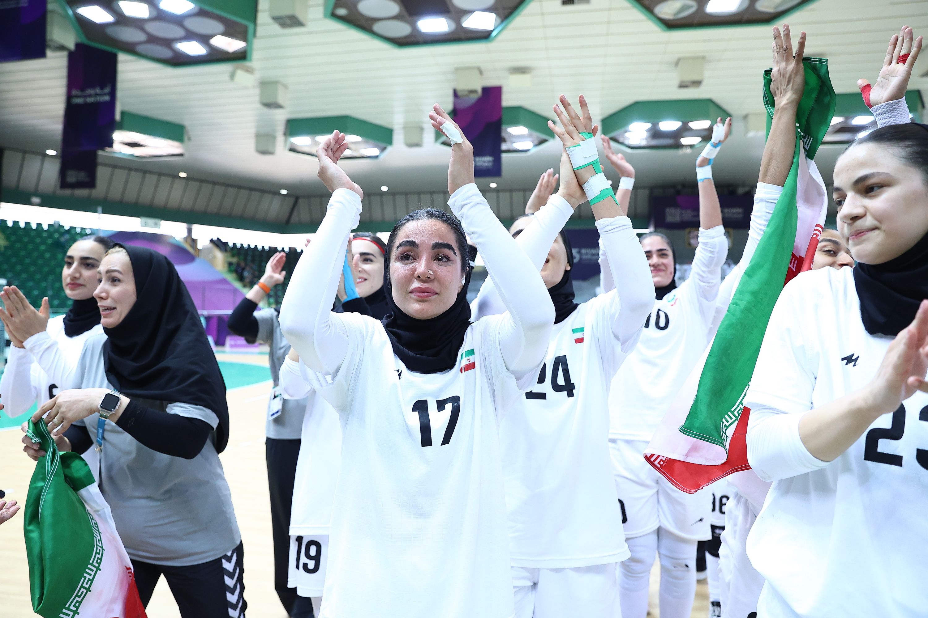 حال و هوای رختکن تیم ملی هندبال بانوان بعد از کسب مدال تاریخی؛ همخوانی ترانه حماسی توسط شیرزنان ایرانی/ ویدئو